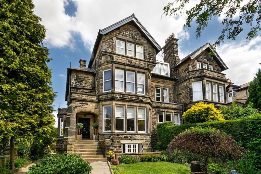 Central Harrogate townhouse apartment with parking